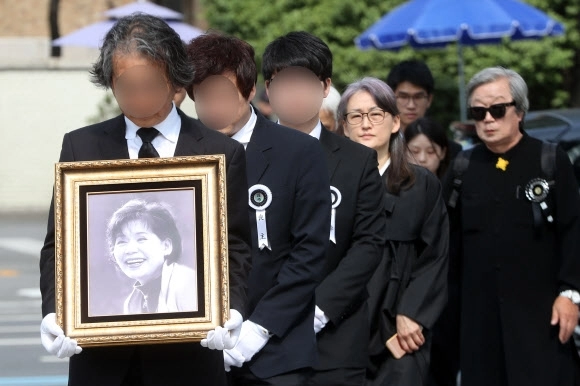 배우 윤소정의 장례가 서울 종로구 마로니에공원에서 대한민국연극인장으로 치뤄지고 있다. 2017. 06. 20 연합뉴스