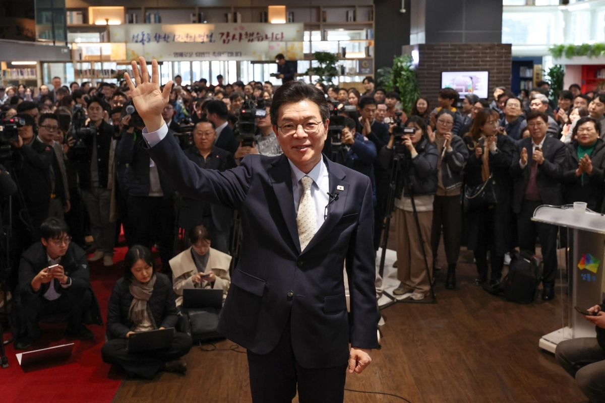정원오 성동구청장이 지난 4일 구청 청사를 떠나며 직원들에게 인사하고 있다. 정 구청장은 민주당 서울시장 후보경선에 나서기 위해 이날 사퇴했다. 연합뉴스