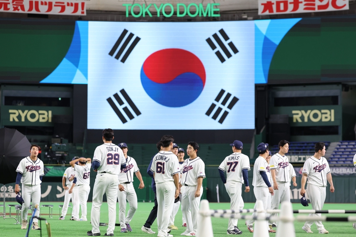 2026 월드베이스볼클래식(WBC) 개막을 하루 앞둔 지난 4일 일본 도쿄돔에서 한국야구대표팀 구자욱을 비롯한 선수들이 대화를 나누고 있다.  도쿄 뉴시스