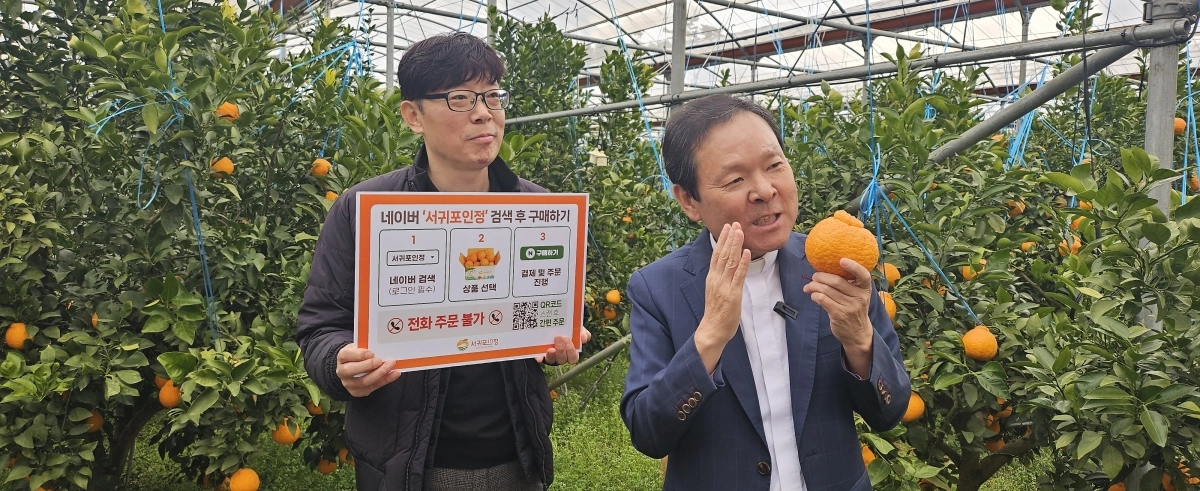 황창연(오른쪽) 신부가 김용범 서귀포시 감귤유통과장과 함께 지난달 27일 서귀포시 서귀포산업과학고 한라봉 재배 비닐하우스에서 제주산 만감류가 미국산 만다린보다 당도와 품질 면에서 뛰어나다는 유튜브 홍보 영상을 찍고 있다.