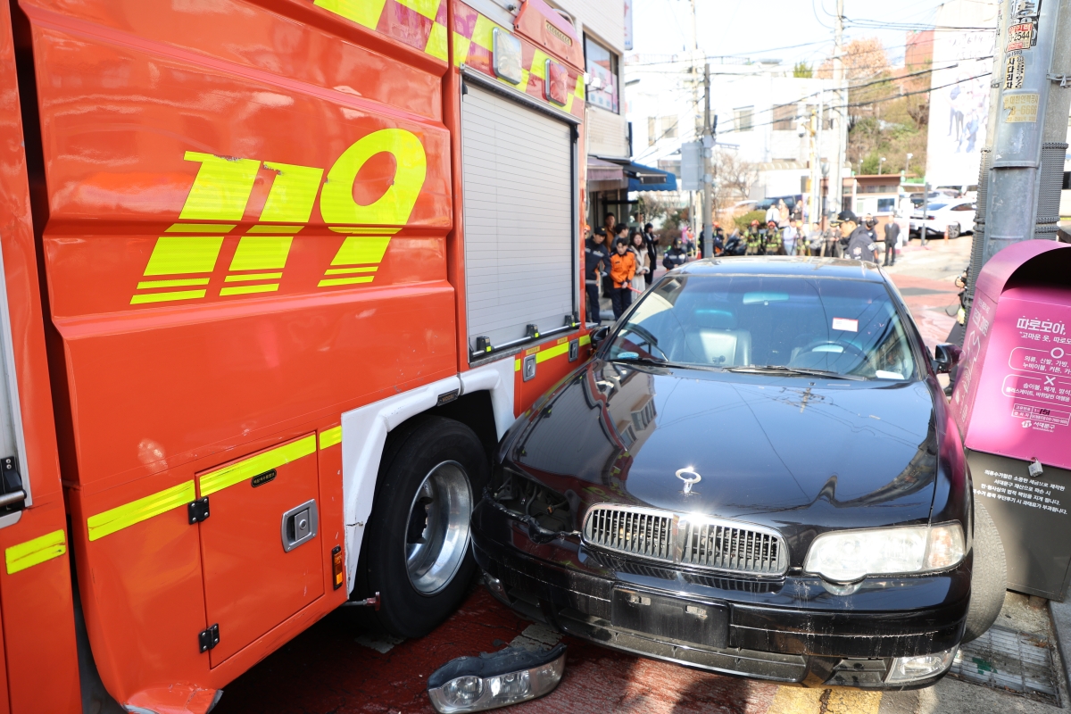 소방차량이 4일 서울 서대문구 소방영웅길 일대에서 열린 ‘긴급출동 방해 차량 강제처분’ 공개 훈련에서 좁은 골목 입구를 막은 불법 주차 차량의 범퍼 등을 파손하며 ‘강제진입’ 하고 있다. 서울시 제공