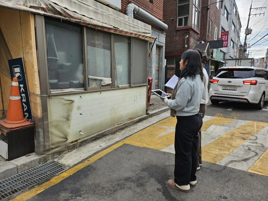 서울 강서구 관계자들이 허가받지 않고 신축·증축·개축 등 변동된 건축물이 있는지 현장을 둘러보고 있다. 강서구 제공