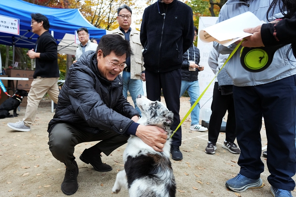 정문헌(왼쪽) 서울 종로구청장이 지난해 11월 삼청공원에서 열린 ‘제82회 반려견과 함께하는 종로건강걷기대회’에서 반려견을 쓰다듬고 있다. 종로구 제공