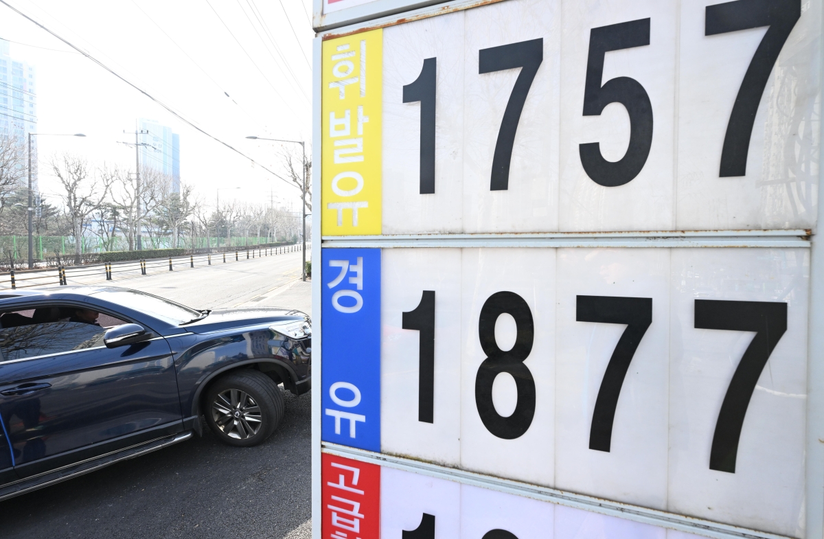 한 차량이 미국과 이스라엘의 이란 공습으로 국제유가가 불안정한 5일 경유가가 휘발유가보다 100원 이상 높은 서울의 한 주유소에서 주유를 하기 위해 이동하고 있다. 2026.3.5 도준석 전문기자