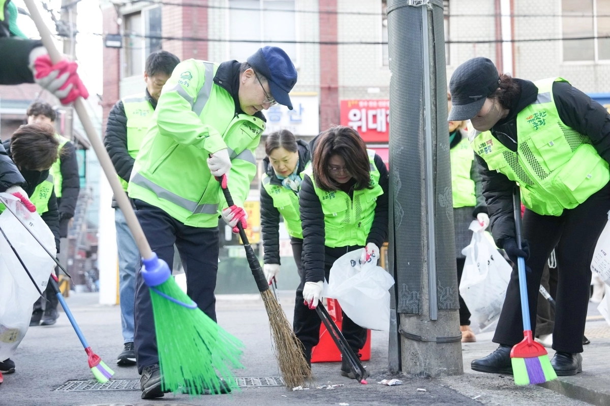 류경기(왼쪽) 중랑구청장이 지난 4일 묵2동에서 진행된 178회 ‘아침 골목청소’에 참여했다. 중랑구 제공
