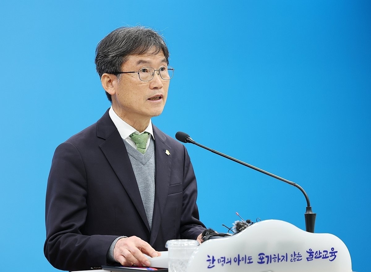 천창수 울산시교육감이 5일 시교육청 프레스센터에서 기자회견을 열어 지방선거 불출마를 선언하고 있다. 연합뉴스