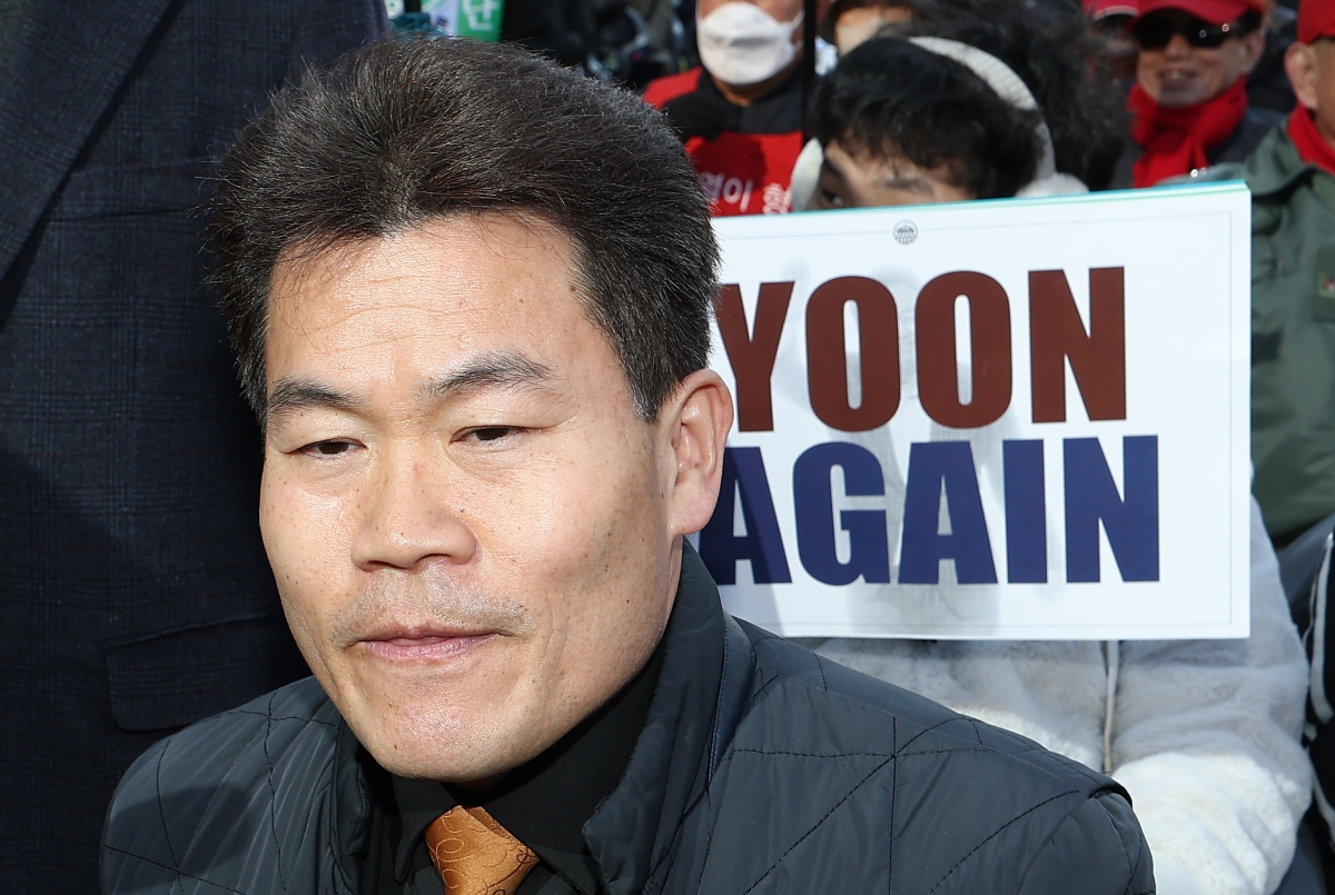 법원 앞 집회 참석한 전한길