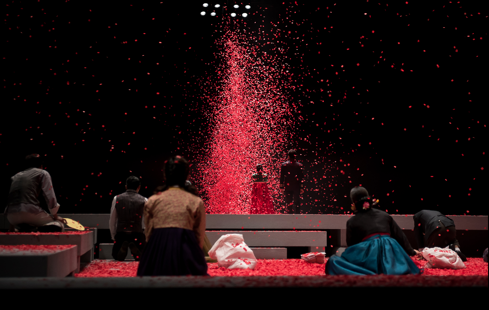 2015년 서울 예술의전당에서 공연한 연극 ‘홍도’의 한 장면. 극공작소 마방진 제공