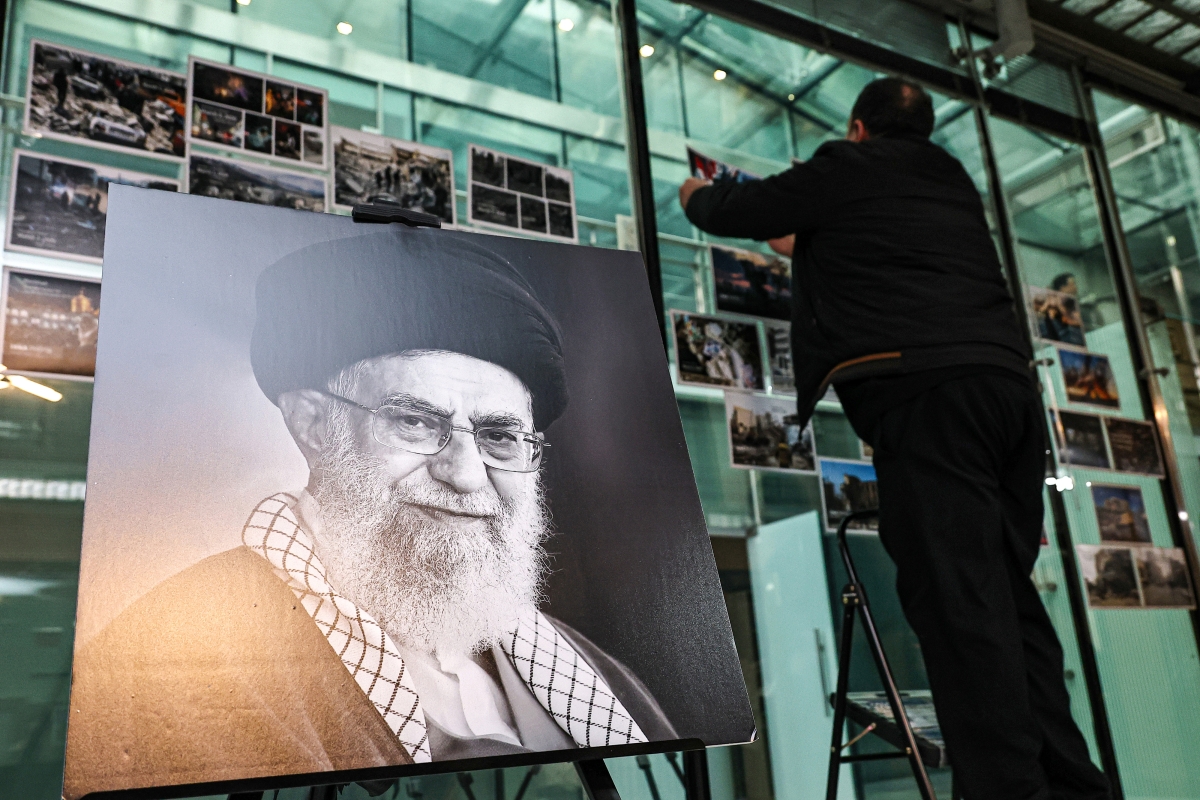 5일 서울 용산구 주한 이란 대사관에 미군과 이스라엘의 공습으로 사망한 아야톨라 알리 하메네이의 초상이 걸려 있다. 2026.3.5. 공동취재단