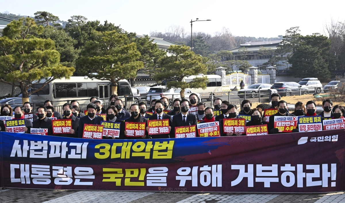 장동혁 국민의힘 대표와 송언석 원내대표 등 국민의힘 의원들이 5일 서울 종로구 청와대 사랑채 앞 분수대에서 열린 현장 의원총회에서 손피켓을 든 채 구호를 외치고 있다. 2026.3.5 이지훈 기자