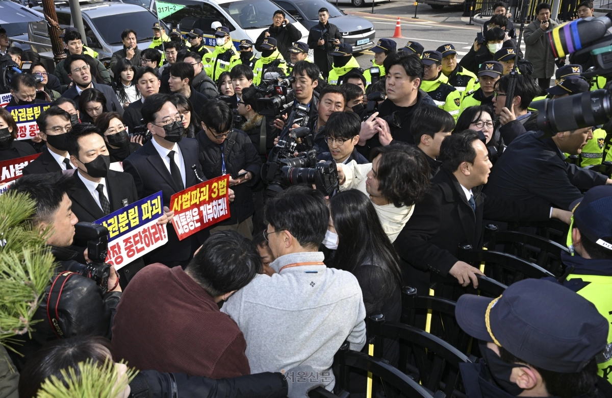 국민의힘 의원들이 5일 서울 종로구 청와대 사랑채에서 열린 현장 의원총회를 마치고 행진하던 도중 경찰에 제지당하고 있다. 2026.3.5 이지훈 기자