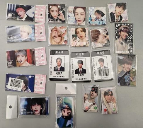 지식재산처가 유명 아이돌 그룹의 퍼블릭시티권을 위반해 압수한 굿즈. 지식재산처 제공