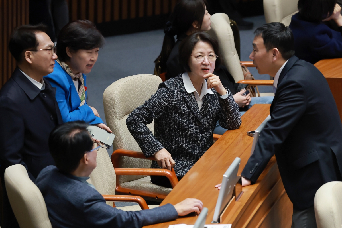 민주당 법사위원들과 대화하는 추미애 법사위원장