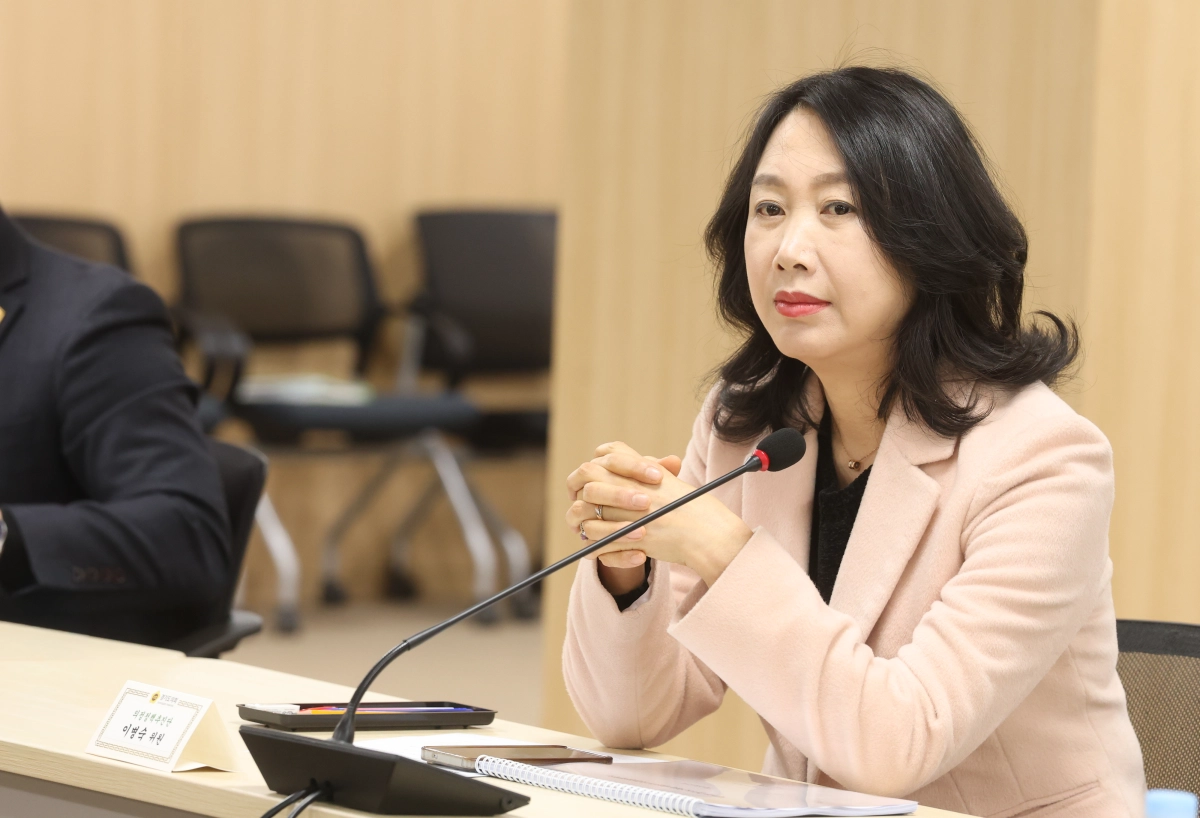 이병숙 의원이 4일 경기도의회에서 열린 ‘제11대 후반기 의정정책백서 제작 용역 착수보고회’에 참석해 의견을 개진하고 있다.(사진=경기도의회)