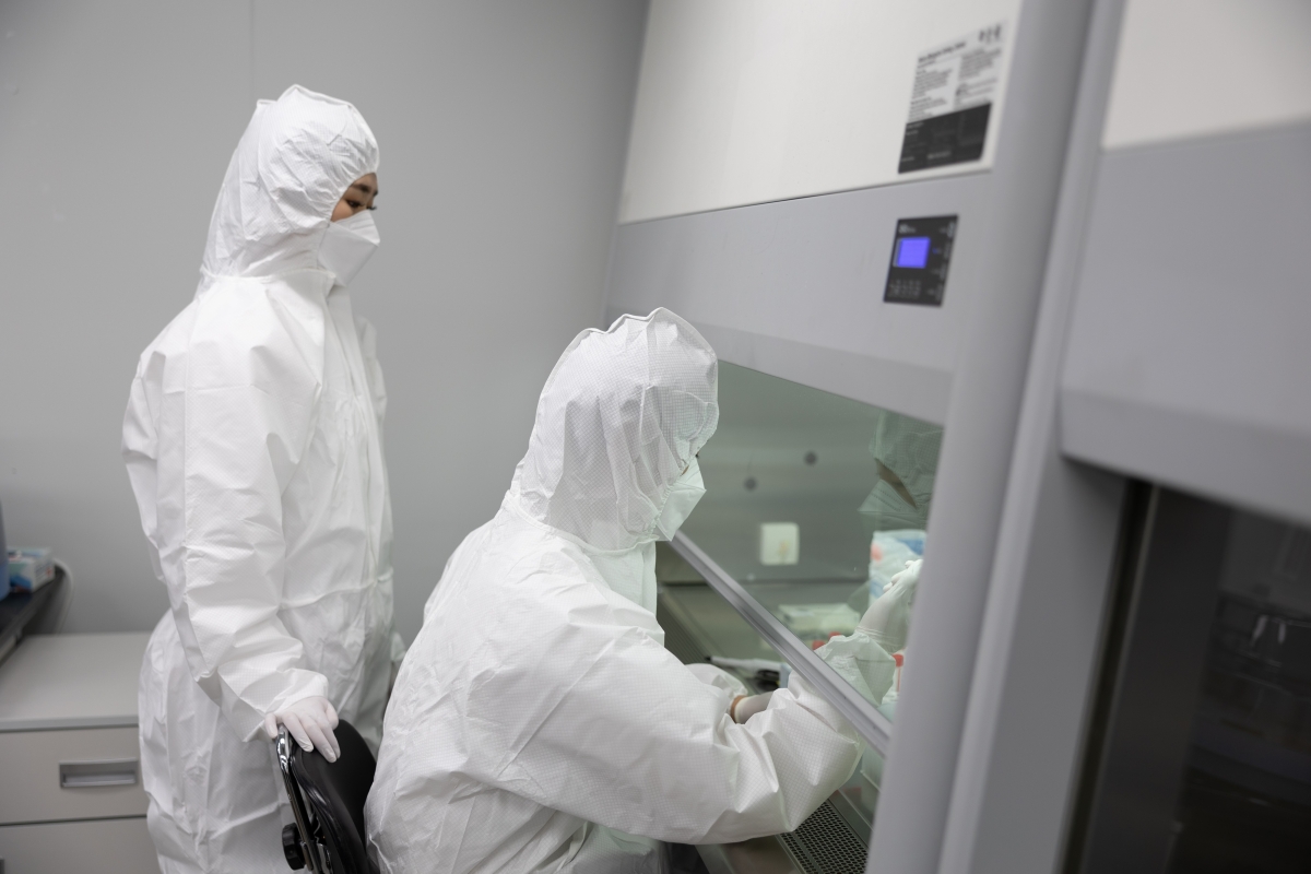 서울의과학연구소(SCL) 검사실에서 전문 인력이 코로나19 검사를 진행하고 있다. SCL 제공