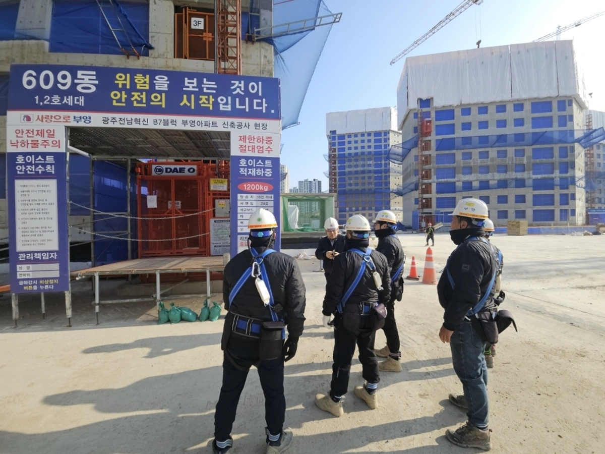광주전남혁신 B7블록에서 부영그룹 관계자들이 현장 안전점검을 하고 있는 모습. 부영그룹 제공