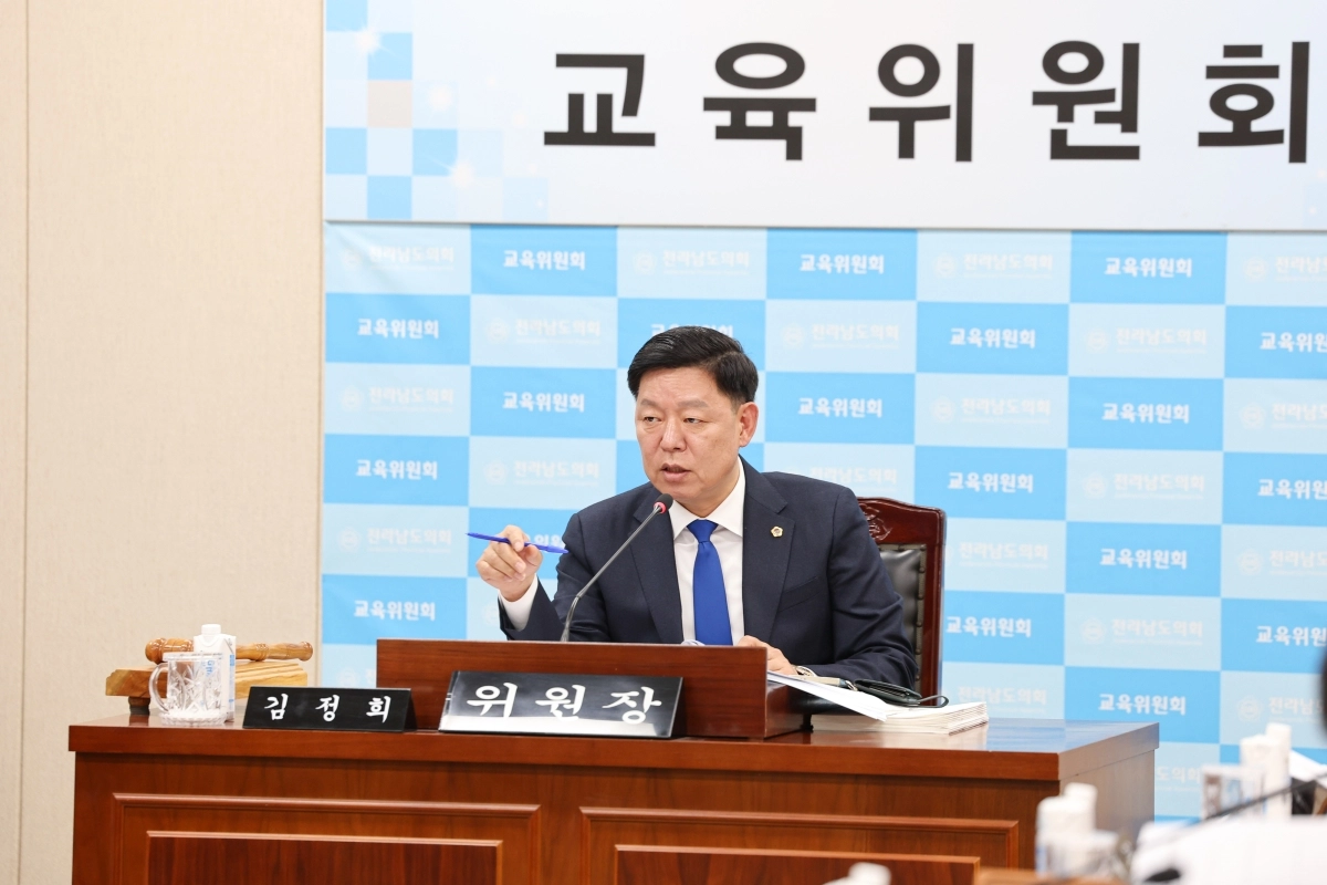 김정희 전남도의회 교육위원장이 교육위원회 회의를 진행하고 있다.