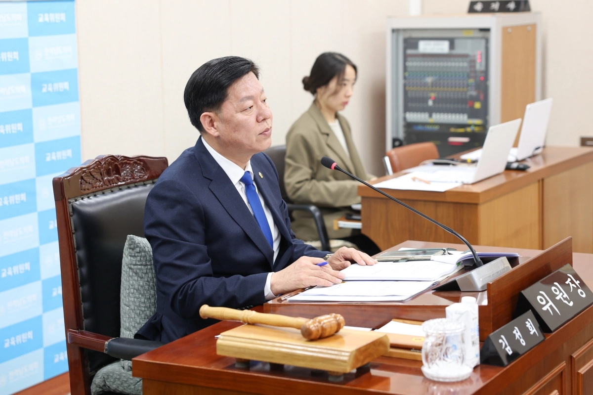 김정희 전남도의회 교육위원장이 교육위원회 회의를 진행하고 있다.