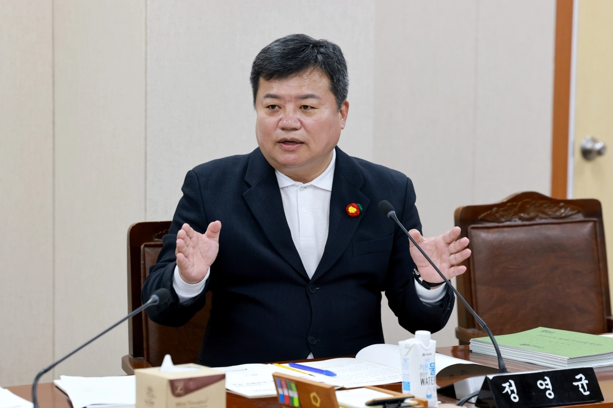 정영균 도의원의 도정 질의 모습