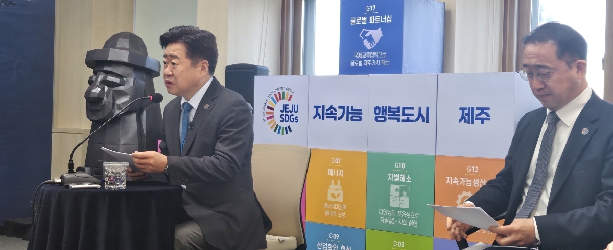 오영훈(왼쪽) 제주지사가 5일 도청에서 열린 출입기자단과의 간담회에서 지방선거와 관련한 질문에 답하고 있다. 제주 강동삼 기자