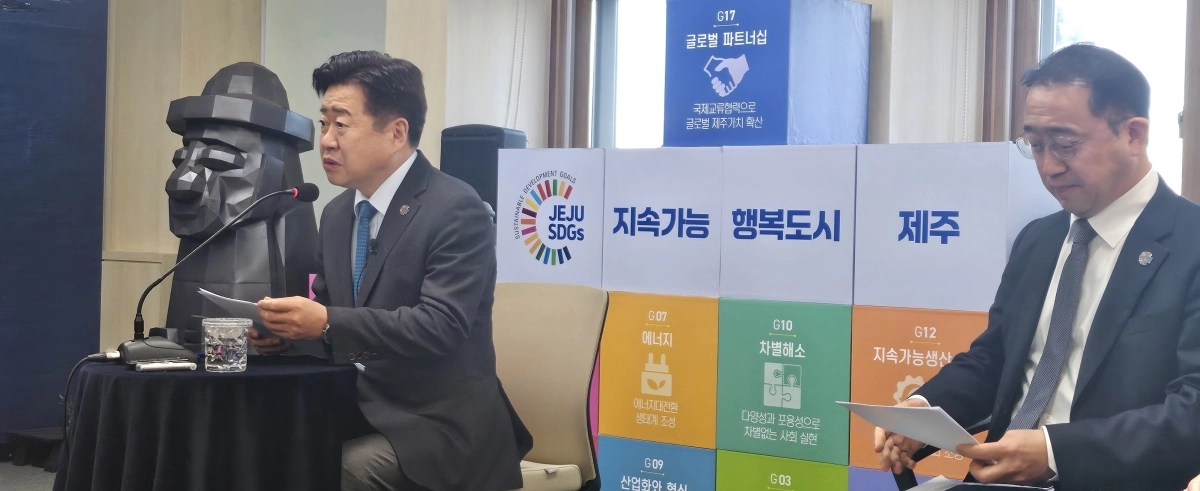 오영훈(왼쪽) 제주지사가 5일 도청에서 열린 출입기자단과의 간담회에서 지방선거와 관련한 질문에 답하고 있다. 제주 강동삼 기자