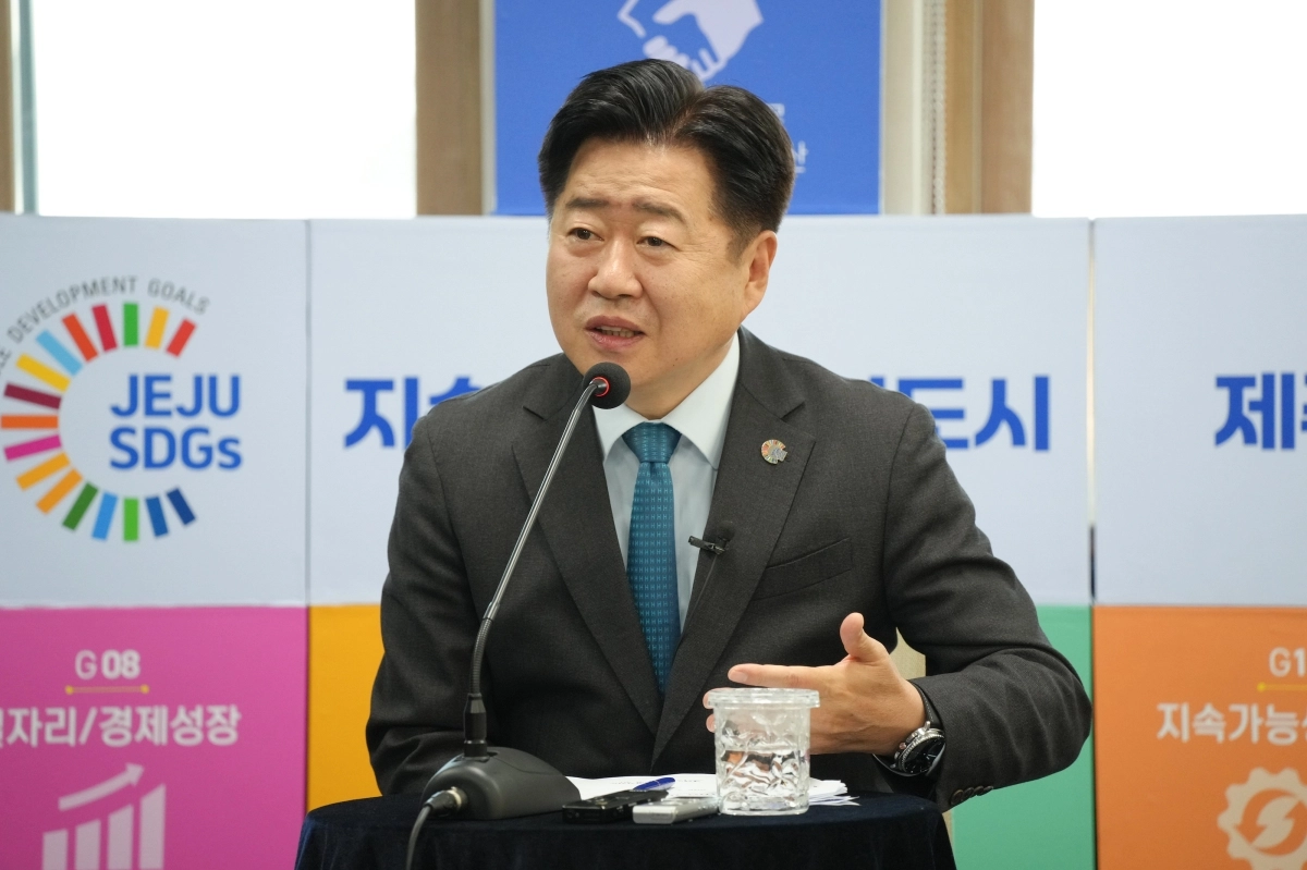 오영훈 제주지사가 5일 도청에서 열린 3월 기자간담회에서 지방선거 이슈와 관련한 질문에 답하며 웃고 있다. 제주도 제공