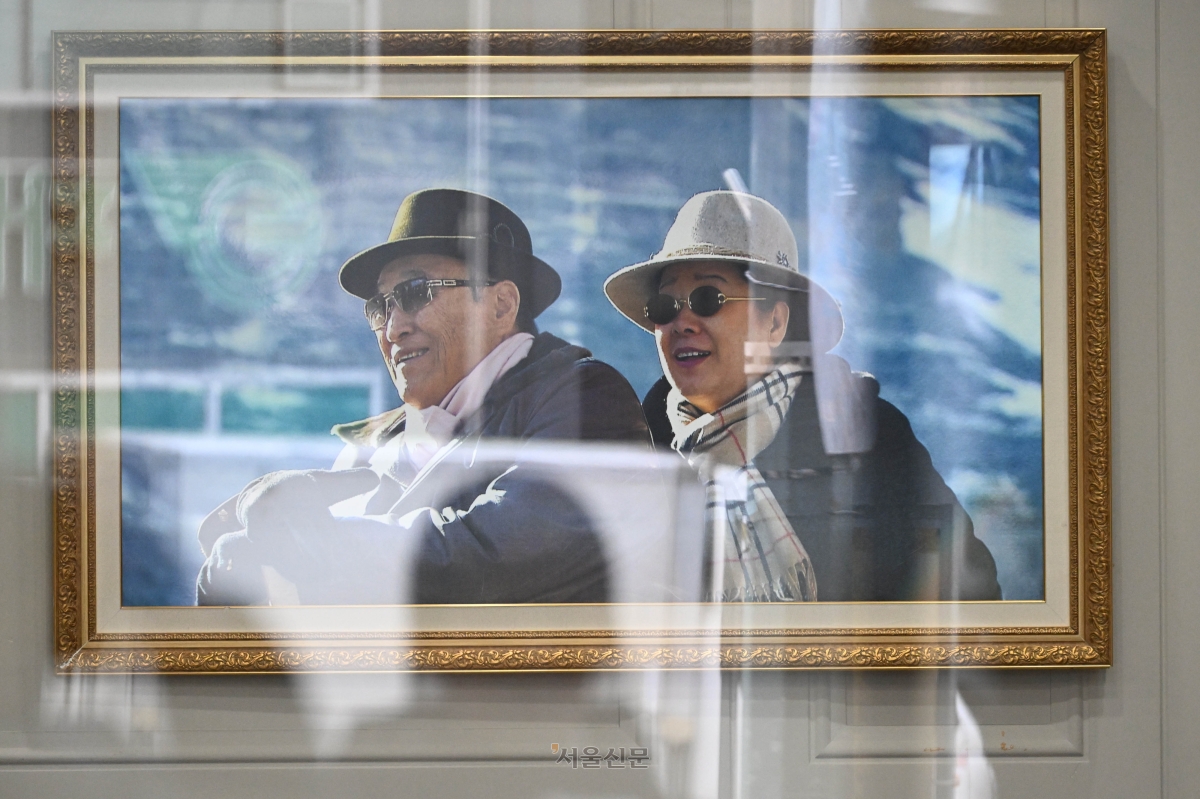 서울 용산구 세계평화통일가정연합 한국본부 로비에 한학자 통일교 총재(오른쪽)와 고 문선명 통일교 총재 사진이 걸려 있다. 서울신문DB