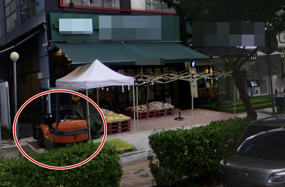 3일 인천 서구 청라동에서 인도의 경사면에 불법 주차된 지게차의 주차 브레이크가 풀려 생후 18개월 여아가 치어 숨졌다. 지난해 9월 촬영된 네이버 거리뷰의 해당 매장 전경을 보면 당시에도 지게차가 인도 경사면에 주차돼 있다. 자료 : 네이버 지도