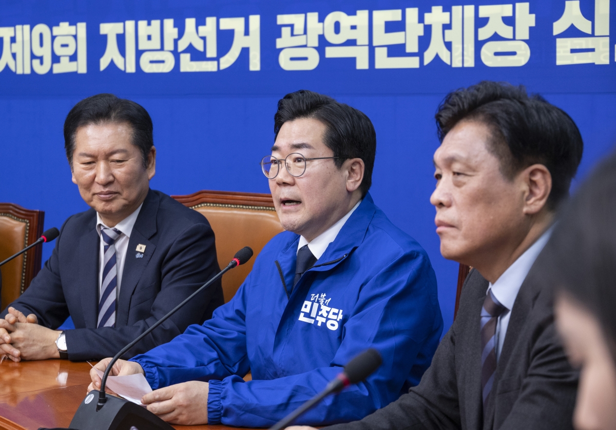 더불어민주당 박찬대 의원이 4일 국회에서 열린 중앙당 공천관리위원회 지방선거 후보 공천 심사 결과 발표 회견에서 인천시장 후보로 결정된 뒤 소감을 말하고 있다. 연합뉴스