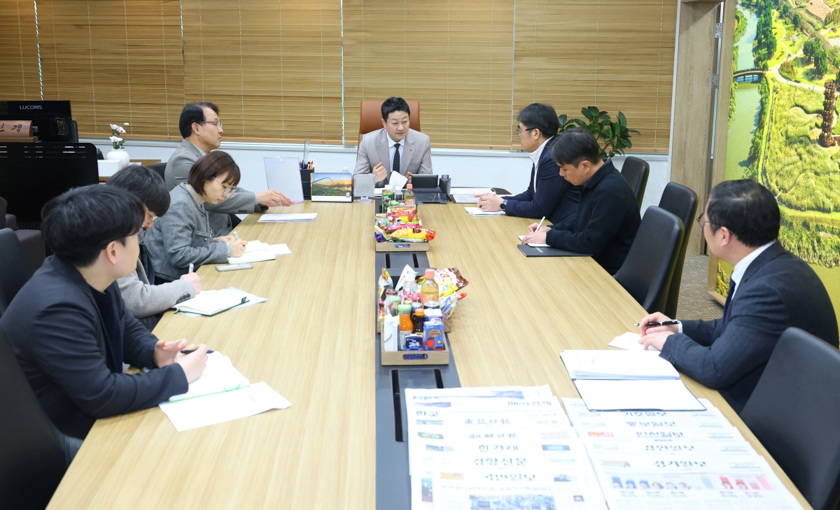 김진경 의장이 4일 오후 의장 접견실에서 경기도 손임성 도시주택실장, 이강영 축산동물복지국장 등 관계 공무원들로부터 과천 경마장 이전 관련 보고를 받고 대응 전략을 점검하고 있다.(사진=경기도의회)