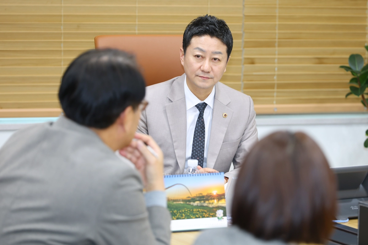 김진경 의장이 과천 경마장 이전 관련 긴급 점검 회의에서 집행부에 중앙부처와의 적극적인 협의를 당부하고 있다.(사진=경기도의회)