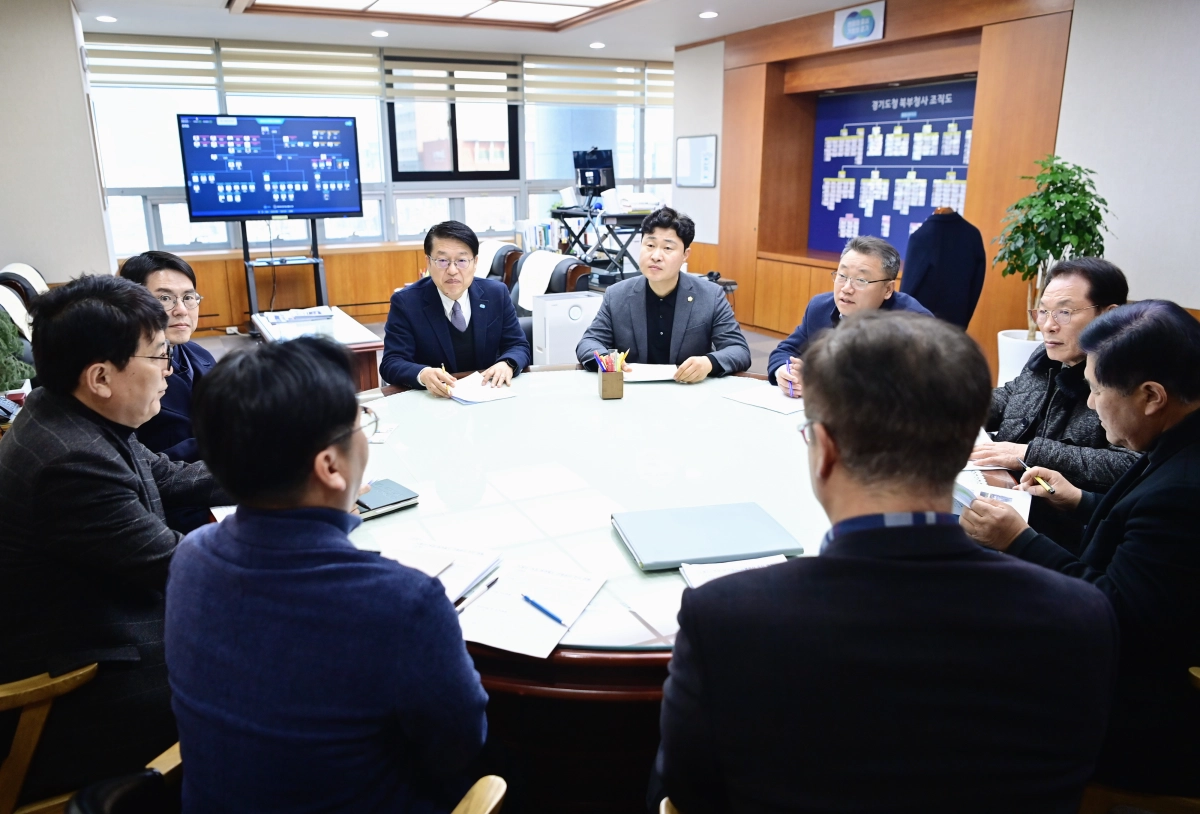 이영주 의원이 5일 경기도청북부청사 행정2부지사 집무실에서 김대순 행정2부지사와 공식 면담을 갖고 전철 7호선 연장 일정·리스크 집중 점검하고 있다.(사진=경기도의회)