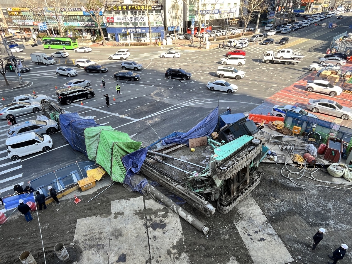 4일 오전 9시6분쯤 대구 수성구 만촌네거리 공사 현장에서 천공기가 전도돼 쓰러진 천공기가 지나가던 택시와 접촉하면서 운전자 등 3명이 부상을 입었다. 경찰이 현장에서 교통을 통제하고 있다.2026.3.4. 뉴스1