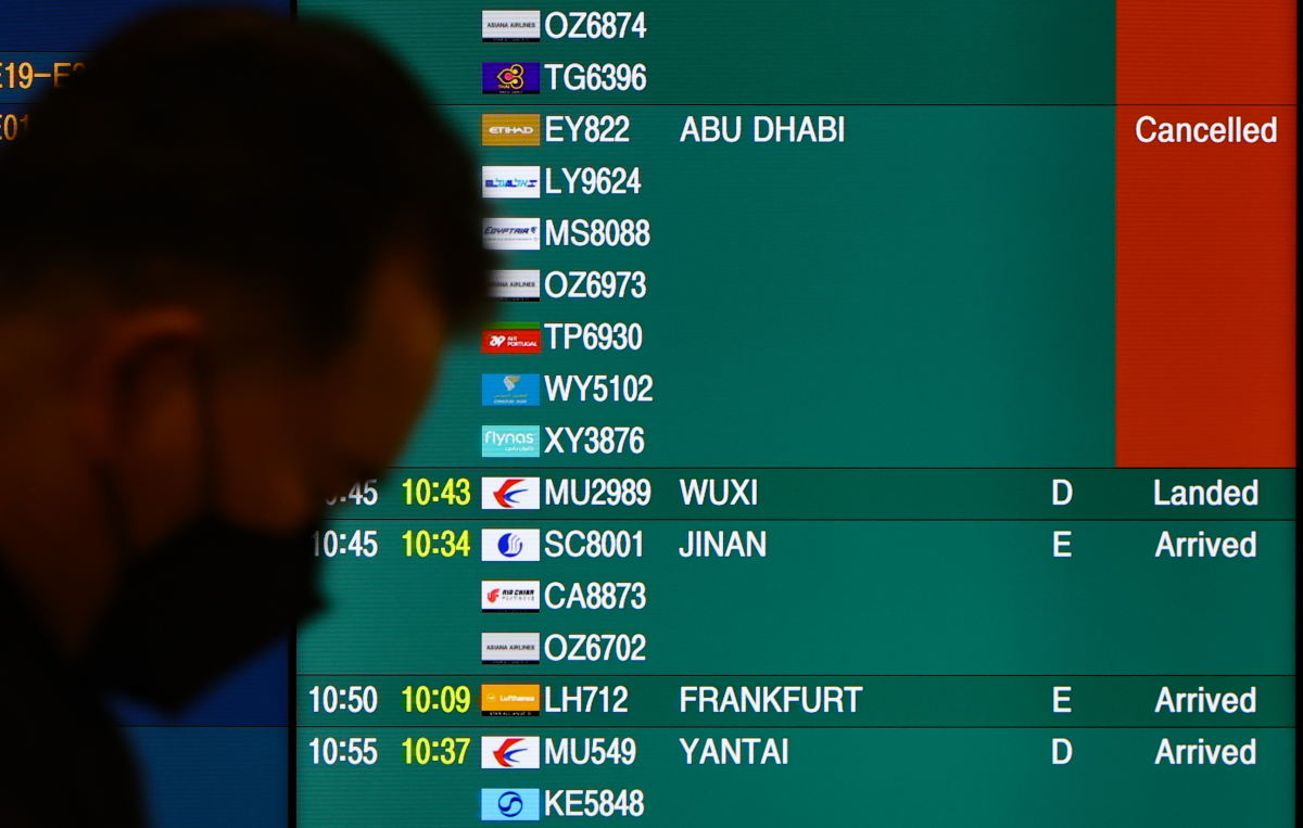 미국·이스라엘과 이란의 군사 충돌 여파로 중동 지역 항공편 차질이 이어지고 있는 5일 인천국제공항 1터미널 도착층 전광판에 아부 다비 발 항공편의 결항이 안내되고 있다. 뉴시스