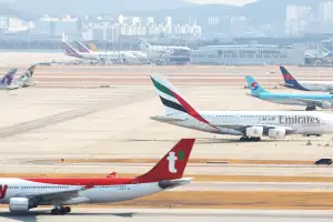 여권 기한 다 됐는데 탈출편 못 구해…중동 남은 한인들은 ‘발 동동’