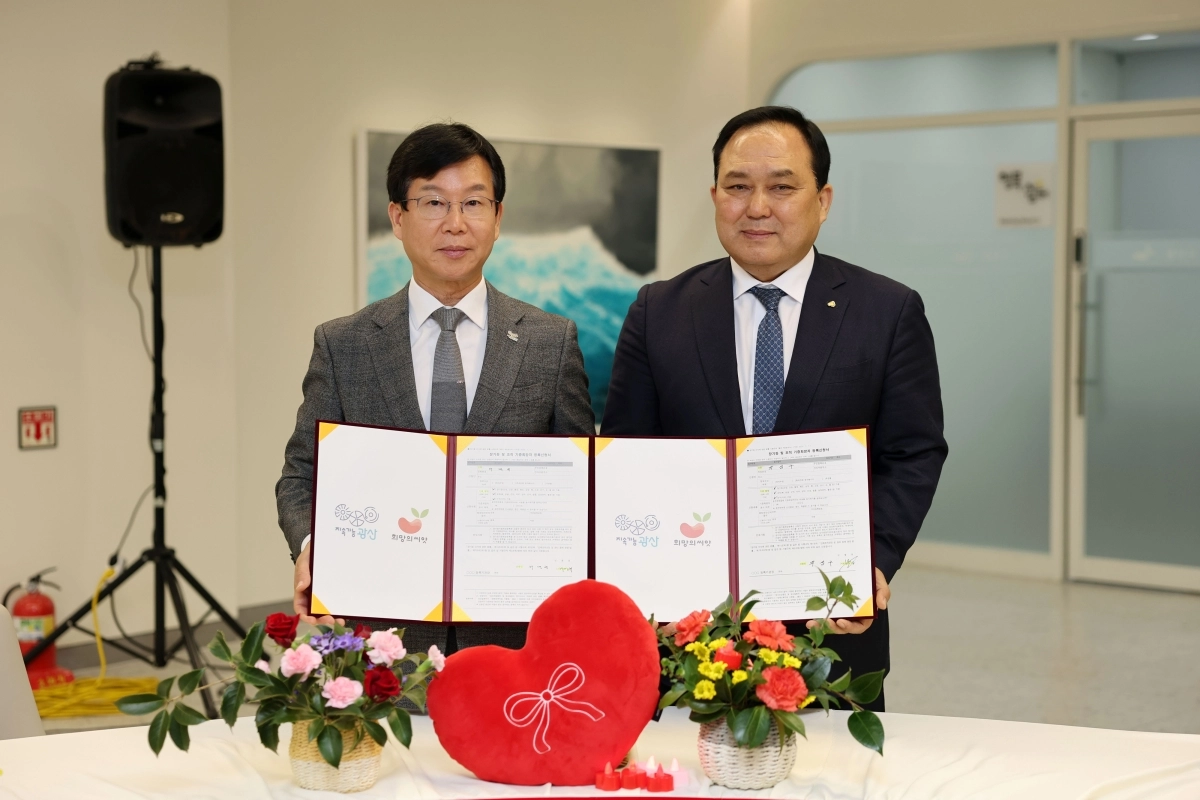 박병규 광산구청장(왼쪽)과 박성구 서광주새마을금고 이사장(시민 대표)이 5일 광산구청 1층 모두의 쉼터에서 장기기증을 서약하고 있다. 광주광역시 광산구 제공