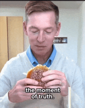 맥도날드 CEO의 햄버거 시식 모습. 엑스 갈무리