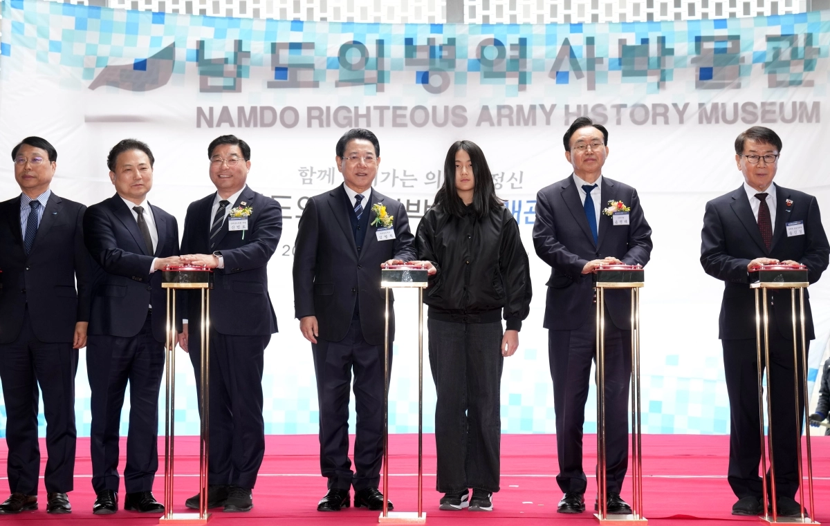 김영록 전남지사가 5일 나주 공산면에서 열린 ‘남도의병역사박물관 개관식’에서 현판식을 하고 있다.