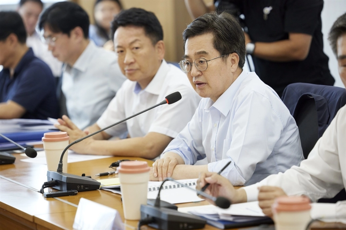 ㅈ;난해 8월 20일 김동연 경기도지사가 평택항 마린센터에서 열린 ‘자동차 수출기업 관계자 현장간담회’를 갖고 있다. (경기도 제공)