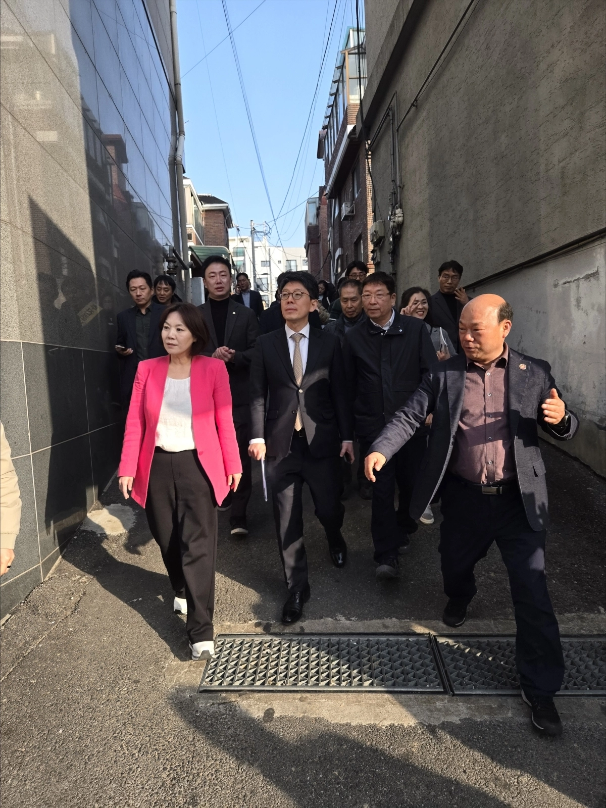 박성연 의원(왼쪽에서 첫 번째)이 서울시 및 광진구 관계자들과 함께 구의2동 46번지 일대를 방문해 주거환경과 기반시설 현황을 점검하고 있다.