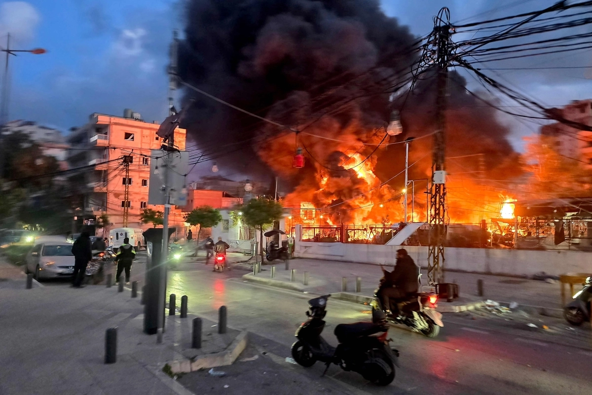 레바논 남부 해안 도시 티르에서 4일(현지시간) 이스라엘군의 태양광 발전소 및 발전 시설 폭격 후 화염이 치솟고 있다. AFP 연합뉴스