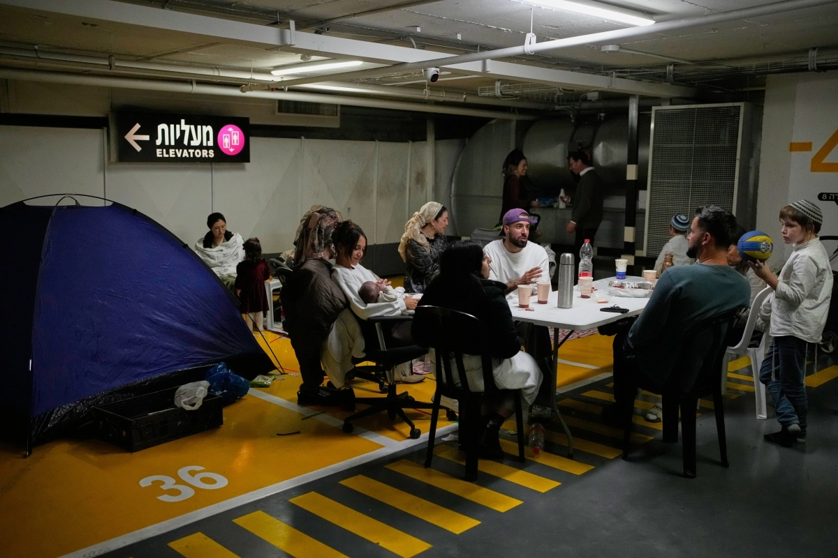 지난달 28일(한국시간) 이스라엘 텔아비브에 마련된 공공 방공호에서 시민들이 대화하는 모습. 텔아비브 AP 연합뉴스