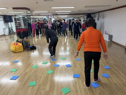 서울 구로구가 운영하는 어르신 맞춤형 신체활동 프로그램.   구로구 제공