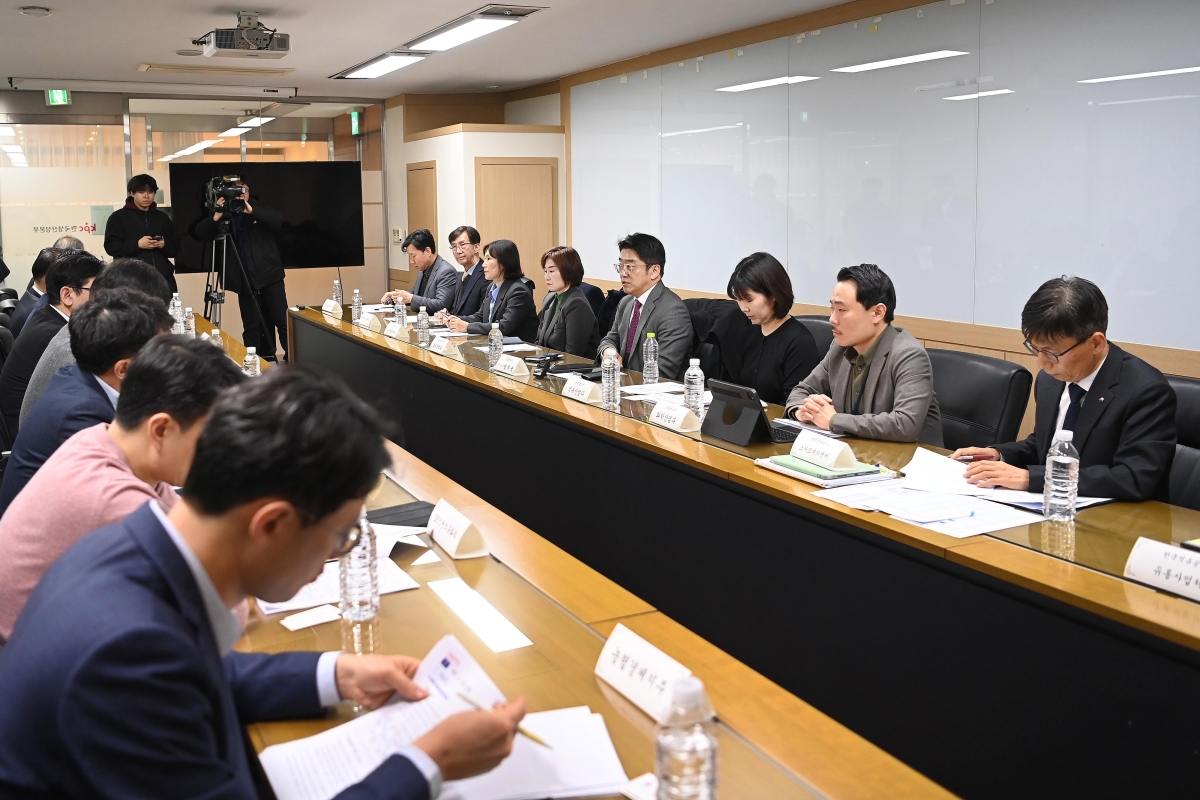 5일 서울 종로구 한국생산성본부 회의실에서 석유 유관기관 및 업계 관계자 등이 참석한 가운데 양기욱 산업통상부 산업자원안보실장 주재로  ‘석유 수급 및 시장 점검회의’가 열렸다. 참석자들은 정유·주유소 업계와 석유가격 상황을 점검하고 불법 석유유통과 불공정 거래행위에 대한 대응 협력을 논의했다. 산업통상부 제공