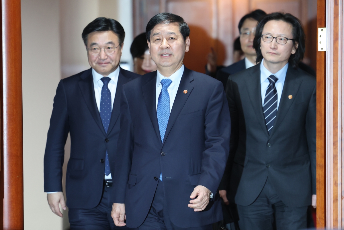 민생물가 특별관리 관계장관 TF 회의     (서울=연합뉴스) 신준희 기자 = 구윤철 경제부총리 겸 재정경제부 장관 등이 5일 정부서울청사에서 열리는 민생물가 특별관리 관계장관 TF 회의에 입장하고 있다. 왼쪽은 윤호중 행정안전부 장관, 오른쪽은 주병기 공정거래위원장.      이날 회의에서는 중동사태에 따른 에너지 가격동향 및 대응방안 등이 논의됐다. 2026.3.5