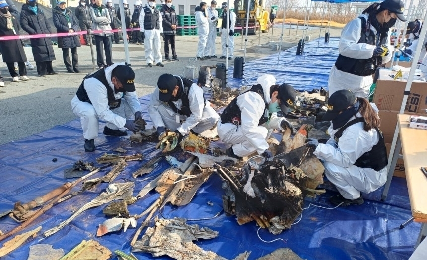 12일 오전 전남 무안국제공항에서 잔해물 보관 창고에서 179명이 숨진 제주항공 참사 사고기 잔해물 관련 재조사가 진행되고 있다. 2026.2.12 뉴스1(독자 제공