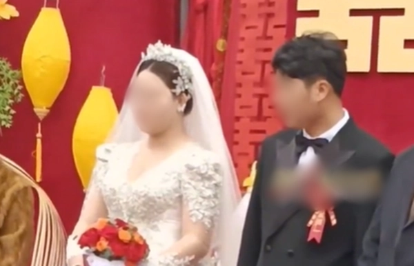 중국에서 한 지붕 아래 3년을 함께 산 재혼 가정의 의붓남매가 부모의 주선으로 부부의 연을 맺어 화제가 되고 있다. 더우인