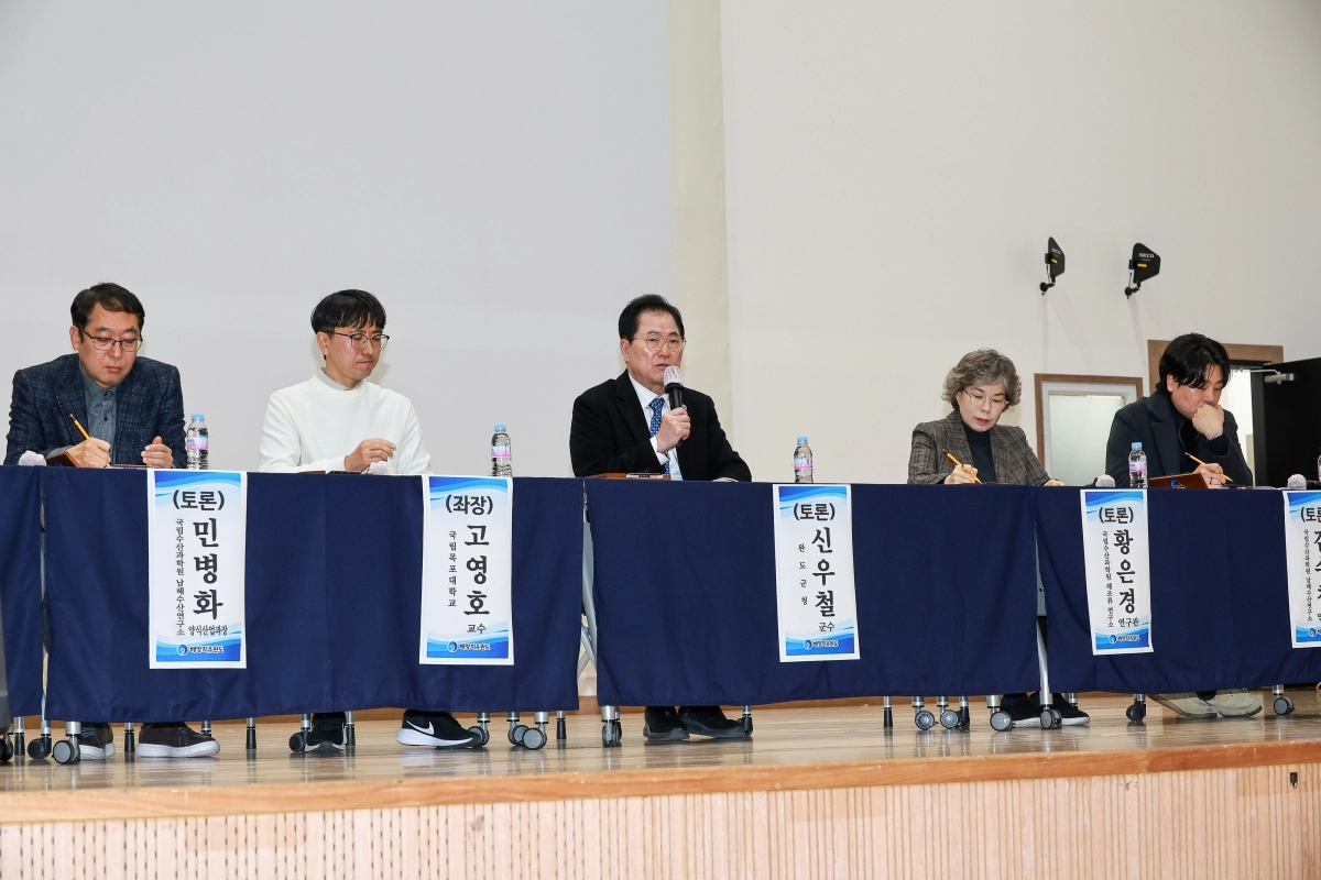 완도군이 지난 4일 해조류·전복 양식의 기후변화 위기 대응 방안 마련 간담회 개최하고 있다.