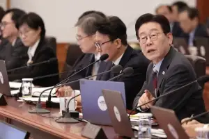 李 “기름값 상한제 추진”… 바가지 잡는다