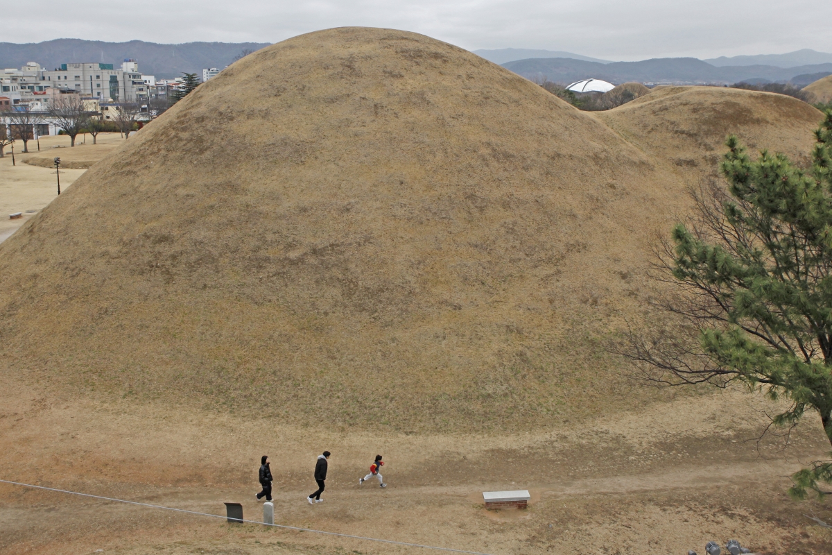 경북 경주시 노서리고분군의 134호 고분은 남북 길이 82.8m, 높이 18m로 높이만 마총의 5배에 가깝다.